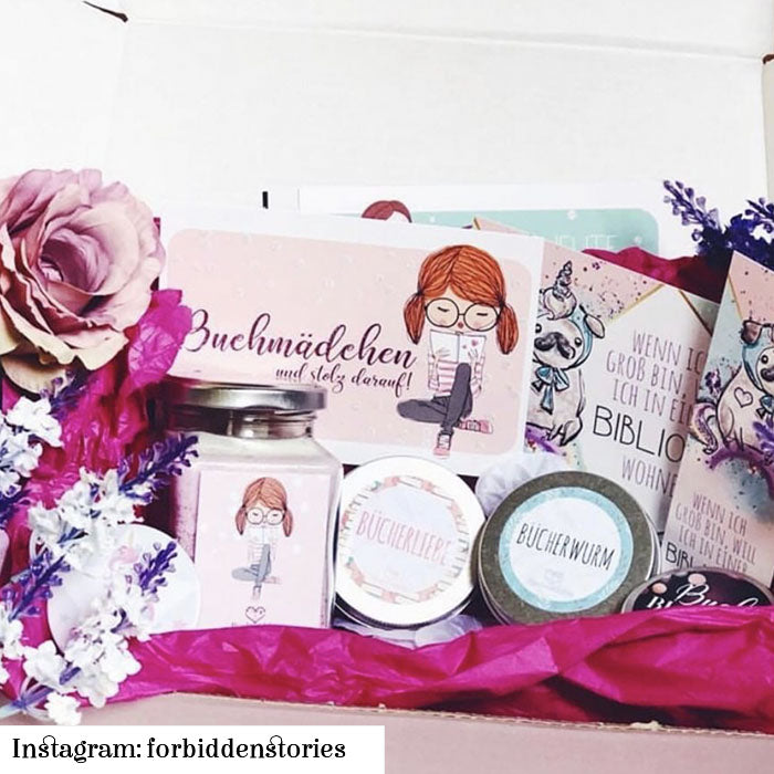 Glitzer Postkarte »Buchmädchen«