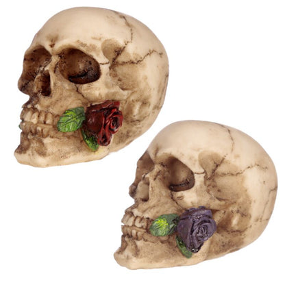 Dekofigur Totenkopf mit Rosen zwischen den Zähnen