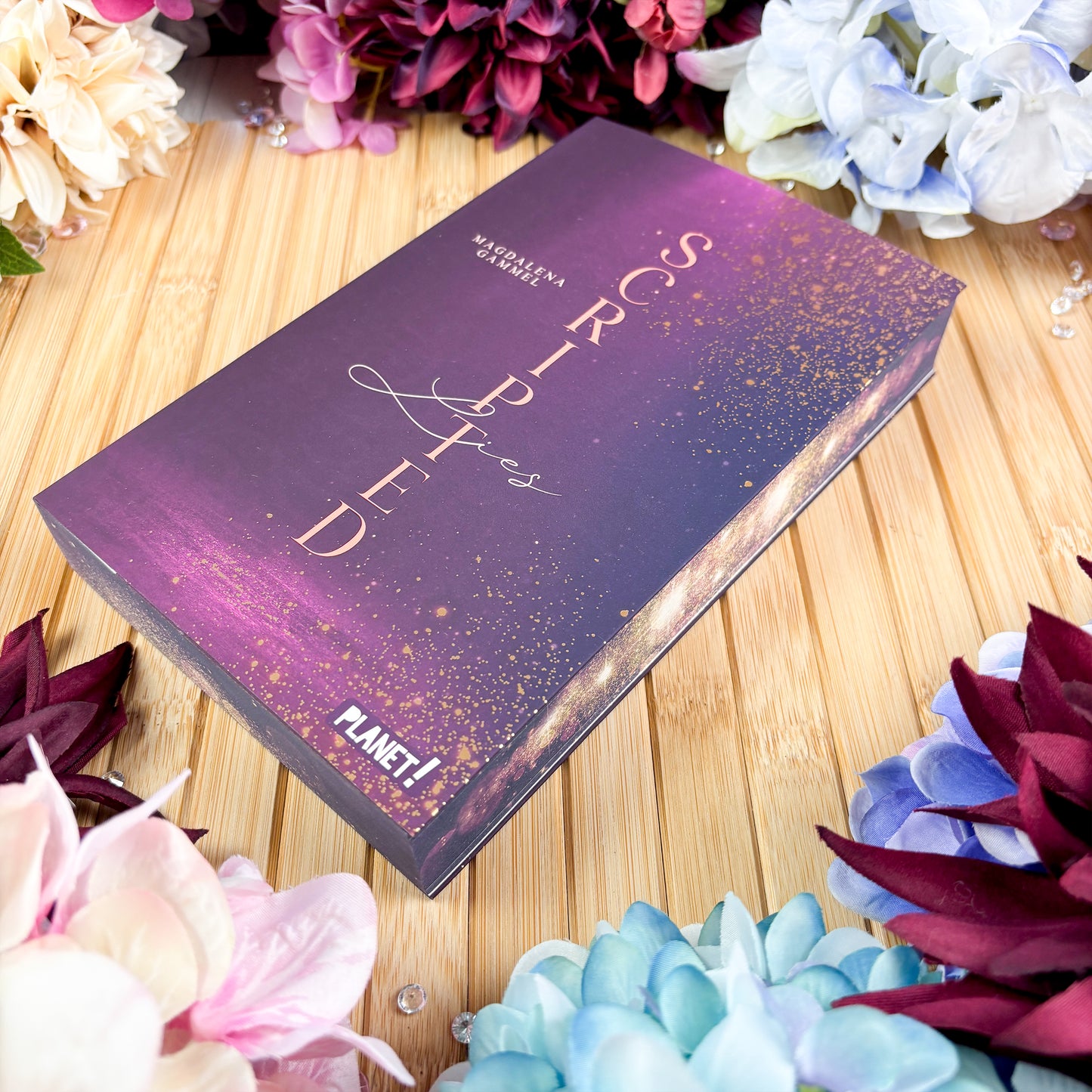 Farbschnittausgabe »Scripted Lies« [Sofort]