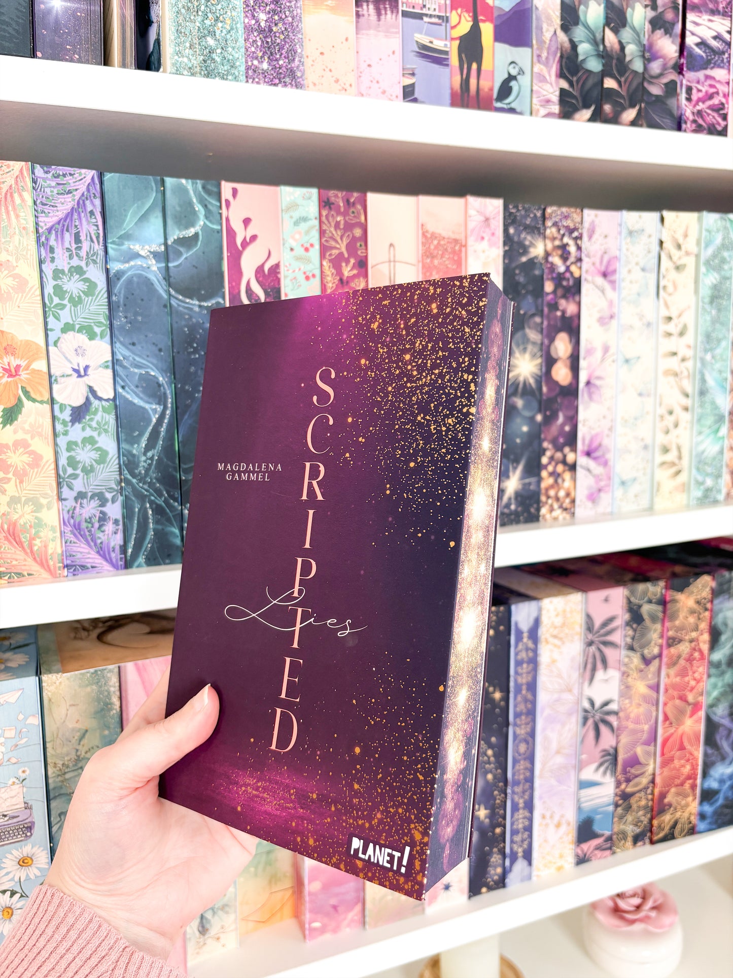 Farbschnittausgabe »Scripted Lies« [Sofort]